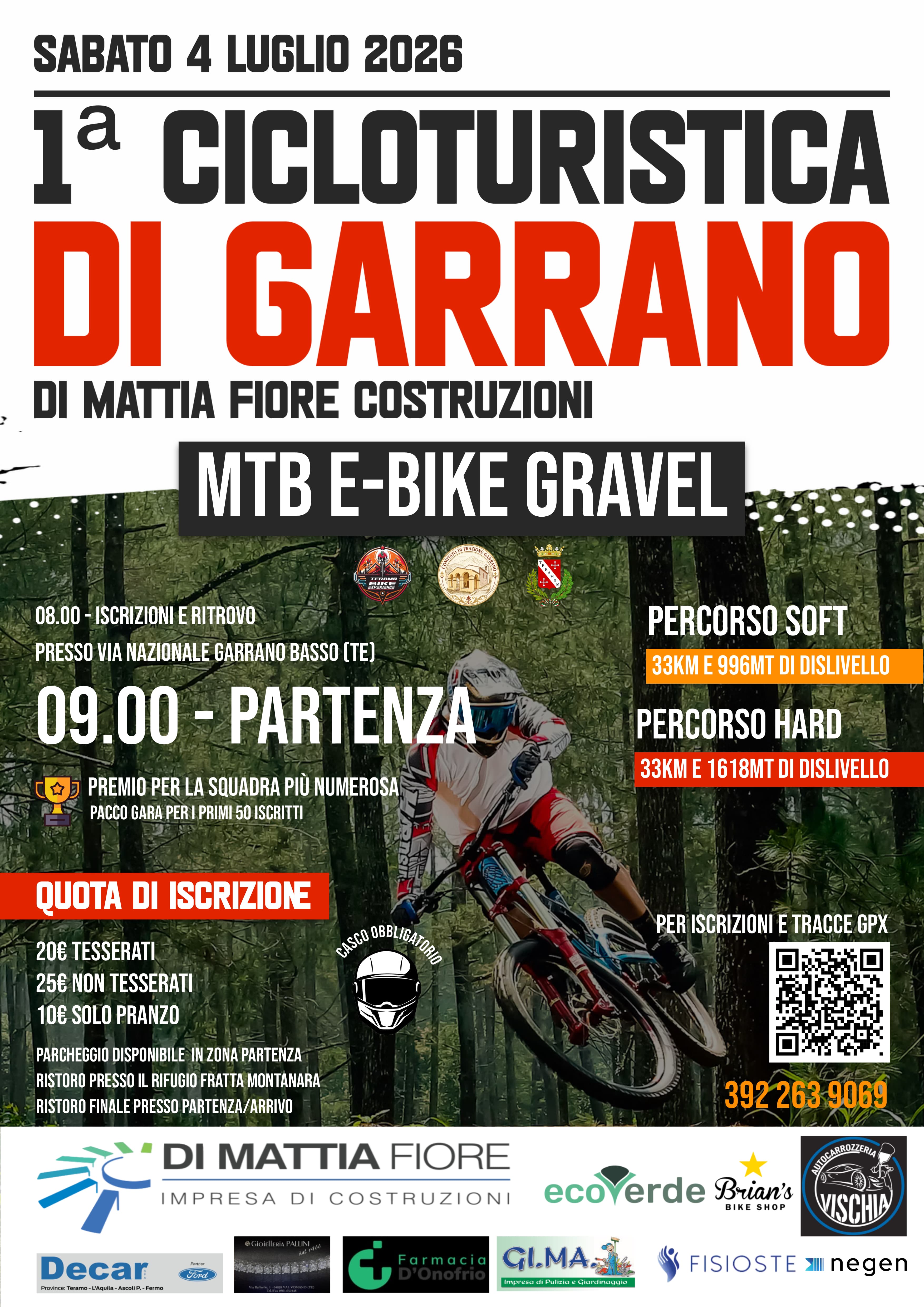 Ciclisti in uscita al tramonto sulle strade del teramano